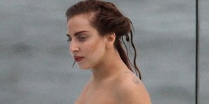 Η Lady Gaga στη Βραζιλία με την... τοπική ενδυμασία - Ενα στρινγκ μαγιό [εικόνες