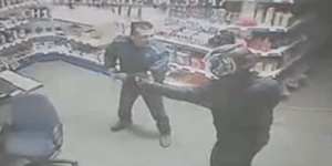 Ο ληστής έβγαλε όπλο και απείλησε τον υπάλληλο μπροστά στην κάμερα [βίνετο]