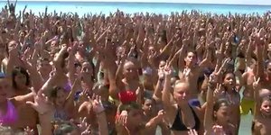 Δείτε χιλιάδες άτομα να λικνίζονται στο ρυθμό του... Πουλάκι Τσίου