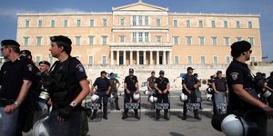 Δείτε LIVE τις πορείες και τις συγκεντρώσεις στην Πλατεία Συντάγματος