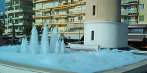 Ένα τεράστιο τζακούζι με αφρούς στο κέντρο της Αλεξανδρούπολης [εικόνα]