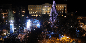 Αναψε το Χριστουγεννιάτικο δέντρο στο Σύνταγμα
