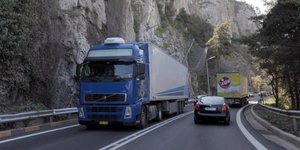 Αναστέλλουν την απεργία τους οι ιδιοκτήτες φορτηγών