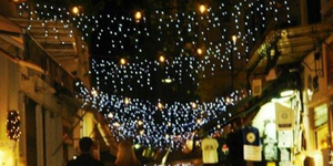 Βρήκαμε το δρόμο της Αθήνας που θυμίζει πραγματικά Χριστούγεννα [εικόνα]