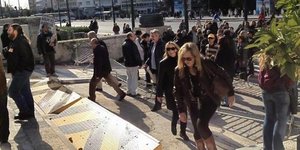 Ενταση στη Βουλή -Μέλη εισέβαλαν στο προαύλιο του Κοινοβουλίου