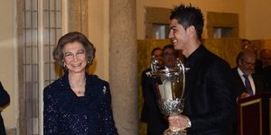 Ο Ρονάλντο έβαλε τσίχλα στην τσέπη του πριν παραλάβει βραβείο [βίντεο]