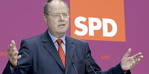Επισήμως ο Στάινμπουργκ αντίπαλος της Μέρκελ για την καγκελαρία
