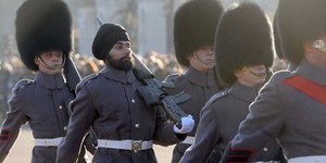 Ο πρώτος φρουρός του Μπάκινγχαμ που έβαλε τουρμπάνι και όχι bearskin [εικόνες]