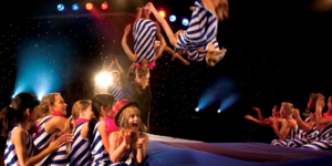 Πρεμιέρα για τα «ιπτάμενα παιδιά» της Δανίας στο Θέατρο Badminton [βίντεο]