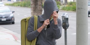 Η Σαρλίζ Θερόν προσπαθεί να κρύψει τα γκρίζα μαλλιά της [εικόνες]