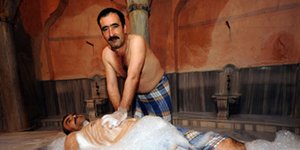 Κοσμοσυρροή στη Τουρκία: σπεύδουν άντρες από το εξωτερικό να εμφυτεύσουν μουστάκ