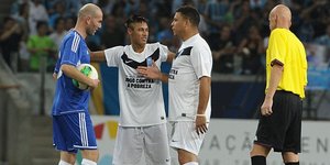 Το εξαιρετικό γκολ του Ζιντάν στον αγώνα με τους φίλους του Ρονάλντο [βίντεο]