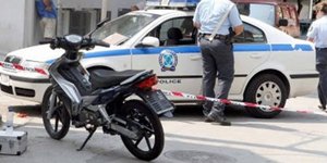 Αστυνομικοί κλωτσούσαν μηχανάκι εν κινήσει - Στην εντατική οι δύο επιβάτες του