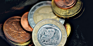 Αγριο τσεκούρωμα στις συντάξεις 32.000 άγαμων θυγατέρων