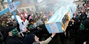 Στα Σκόπια έκαναν την κηδεία της Ελλάδας – τι γράφει το κηδειόχαρτο [βίντεο]