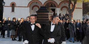 Συγκίνηση στην κηδεία του Παύλου Μάτεση [εικόνες]