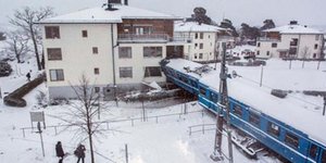 Τρελή πορεία τρένου - Το έκλεψε καθαρίστρια και το «κάρφωσε» σε σπίτι [βίντεο]