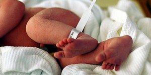 Πέθανε το βρέφος από τη Λέρο που νοσηλευόταν με συμπτώματα ασιτίας