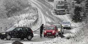 Χιόνια και στην Αττική – Κλειστές η λεωφόρος Πάρνηθας και περιφερειακή Πεντέλης