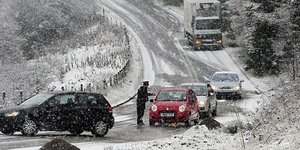 Χιόνια και στην Αττική – Κλειστές η λεωφόρος Πάρνηθας και περιφερειακή Πεντέλης