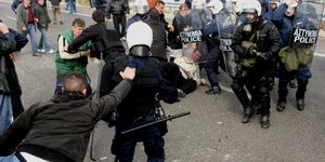 Αγριο ξύλο αγροτών-ΜΑΤ στον κόμβο της Νίκαιας - «Βροχή» έπεσαν οι πέτρες και τα