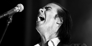 Ο Nick Cave γράφει στίχους και μουσική για την Αθήνα της εξαθλίωσης [βίντεο]