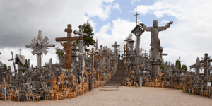 Ο μυστηριώδης λόφος με τους σταυρούς στη Λιθουανία [εικόνες]