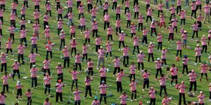 Πέντε χιλιάδες Ταϊλανδοί έσπασαν το ρεκόρ Γκίνες Χούλα Χουπ [εικόνες&βίντεο]