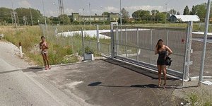 Πόρνες εν ώρα εργασίας «συνέλαβε» το Google Street View [εικόνες] 