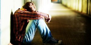 Ανήλικοι επιτέθηκαν με λοστούς και αλυσίδες σε 17χρονο μέσα σε σχολείο των Ιωανν