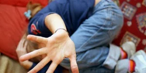 Συγκλονιστική εξομολόγηση μαθήτριας στη δασκάλα της: Με κακοποιεί ο πατέρας μου