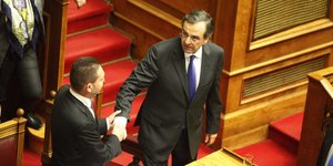 Πληθαίνουν οι χειροπέδες σε επωνύμους για χρέη στο Δημόσιο