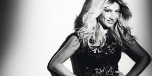 Η Φαίη Σκορδά ποζάρει πιο σέξι από ποτέ και μιλά για την απιστία [εικόνες]