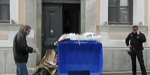 «Εφραξαν» με σκουπίδια την είσοδο του Δημαρχείου στην Τρίπολη [βίντεο]