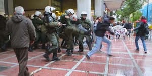 ΣΥΡΙΖΑ: Ετσι τα ΜΑΤ χτύπησαν και ψέκασαν τους διαδηλωτές μας [εικόνες]