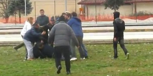 Ξύλο και των γονέων στα Γιάννενα-Πλακώθηκαν σε αγώνα ομάδων νέων [βίντεο]