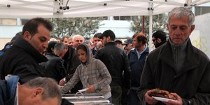 Βαρβάκειος αγορά: Ουρές κατοίκων κάτω από την βροχή για λίγο δωρεάν κρέας [εικόν