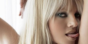 Η επανεμφάνιση της Τζούλιας Αλεξανδράτου - Εβαλε τα εσώρουχά της και τραγούδισε