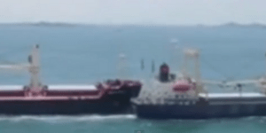 Φορτηγά πλοία τρακάρουν σε στενό της Σιγκαπούρης [βίντεο]