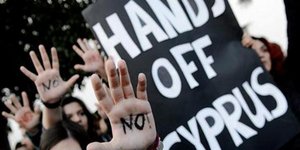 H συγκλονιστική φωτογραφία των Κυπρίων διαδηλωτών που κάνει το γύρο του ίντερνετ