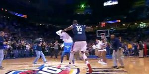 Πέτυχε τρίποντο από το κέντρο και δέχτηκε την «επίθεση» του Ντουράντ [βίντεο]