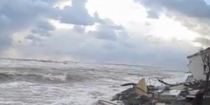 Η θάλασσα «καταπίε» σπίτια στην Ηλεία [εικόνες & βίντεο]