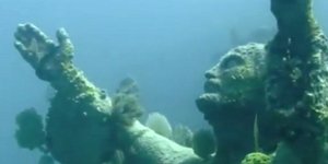 Άγαλμα του Χριστού 28 μέτρα κάτω από την επιφάνεια της θάλασσας [βίντεο]