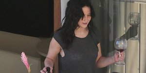 Στη Χαβάη καπνίζοντας... ύποπτα τσιγάρα χαλαρώνει η Τζένιφερ Λόρενς [εικόνες]