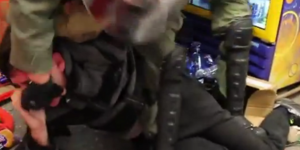 Βίαιη σύλληψη διαδηλωτή από τα ΜΑΤ -Του πίεζαν το κεφάλι στο πεζοδρόμιο [βίντεο]