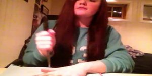 Το άκρως επικίνδυνο παιχνίδι φοιτήτριας με το μαχαίρι και το χέρι της [βίντεο]