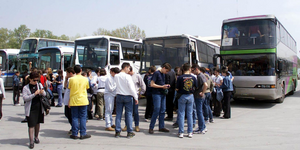 Ρυθμίζονται με τροπολογία οι οφειλές των Περιφερειών για τη μεταφορά μαθητών