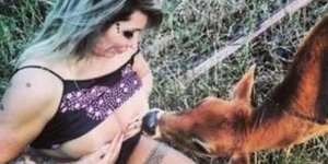 Σάλος στο ίντερνετ με το μοντέλο από τη Βραζιλία που θηλάζει ζωάκια [βίντεο]