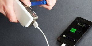 Χειροκίνητος φορτιστής για κινητά παράγει ενέργεια γυρνώντας τον μοχλό [εικόνες]