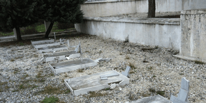 Βάνδαλοι βεβήλωσαν ελληνικό στρατιωτικό νεκροταφείο στα Σκόπια